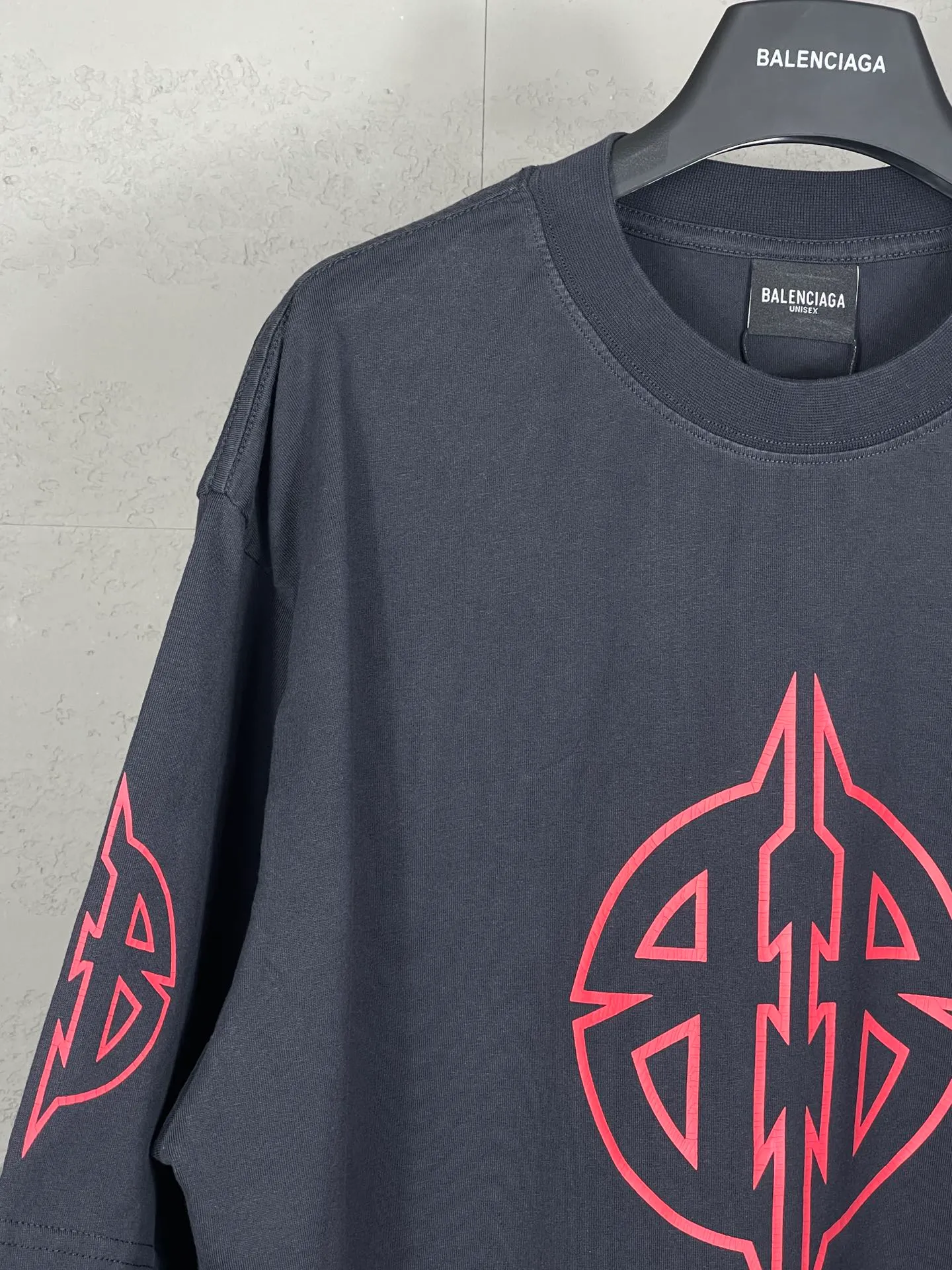 【 . Quality】BALENCI*GA/ .2024New Arrival.Classic LOGO T . . Authentic ， ！ ZP . 260 ， . ， ，。 。Classic ， ， ， 。 . ， ， ， OS . Same Style ：BL 223209 ：Dark Blue ，White Size：XS L